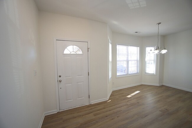 Foto del edificio - Newly Updated, End Unit Townhome in Conven...