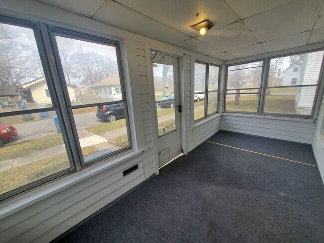 Building Photo - FOR RENT- 307 Riehl