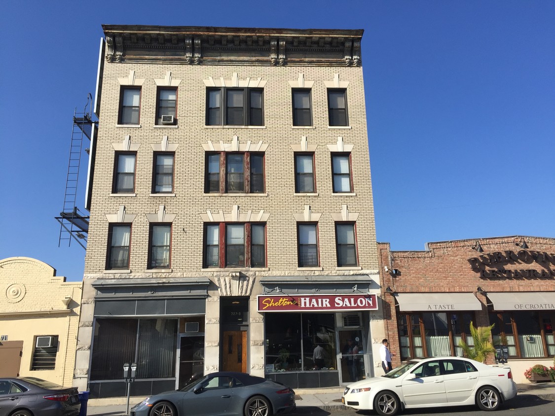 Building Photo - Main Street