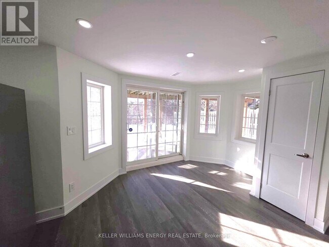 Building Photo - 131 Root Crescent