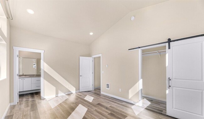 Building Photo - LIKE NEW   Stunning home in Blaine  Close ...