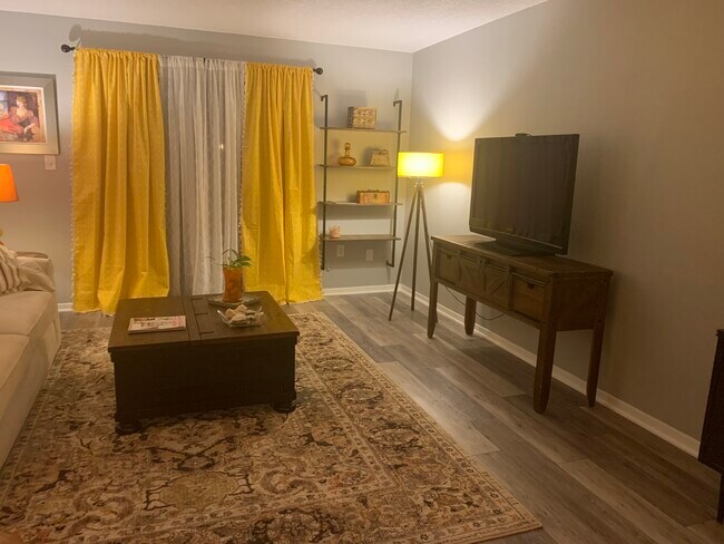 Foto del edificio - 2495 Country Club Dr