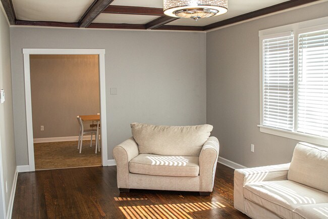 Building Photo - 1046 E Madison St