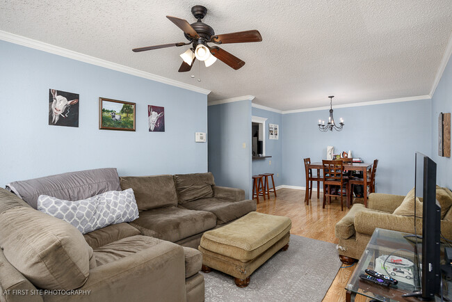 Spacious living area - 3101 Highland Rd