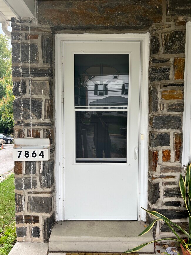 Foto del edificio - 7864 Beverly Blvd