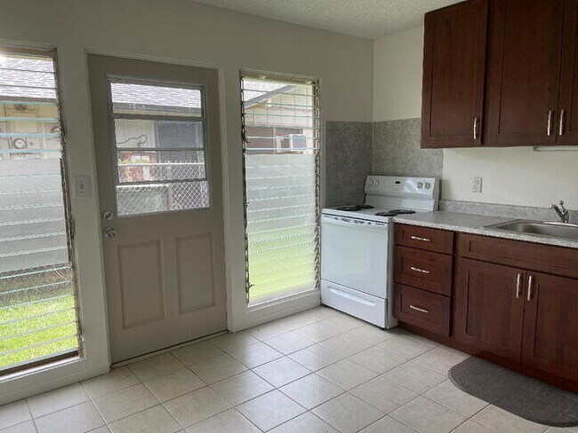 Foto del edificio - HAAWI WAY 2/1/1 duplex, W/D, storage, pati...