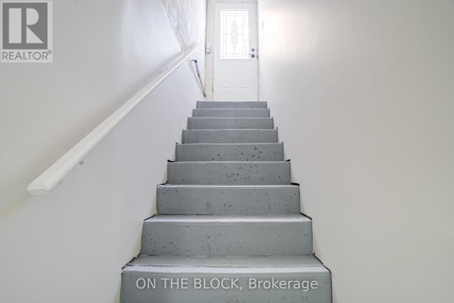 Building Photo - 409 Silverthorne Crescent