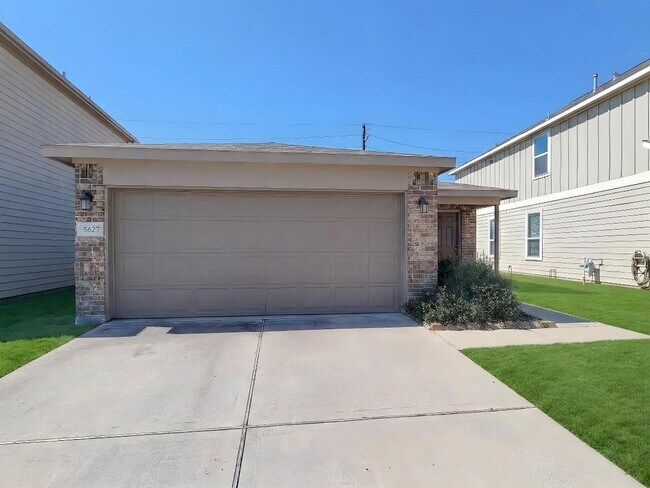 Foto del edificio - 5627 Savanna Pasture Rd