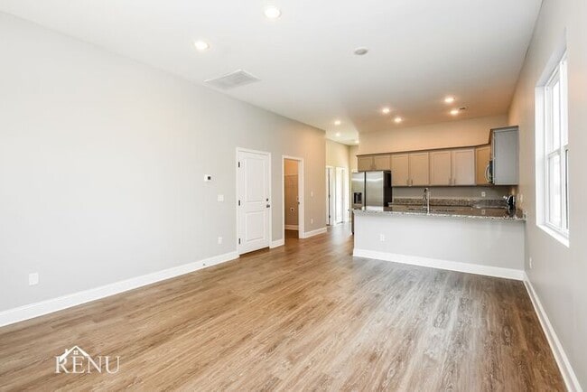 Building Photo - 5323 Lynnland Terrace