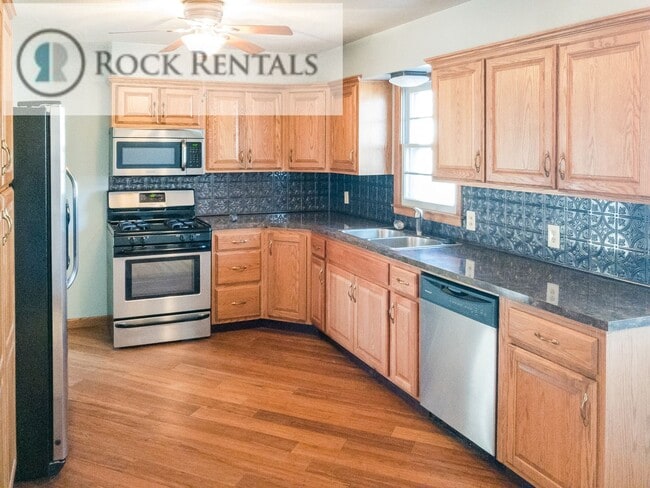 Building Photo - 2 Bed 1 Bath with Garage and Full Basement