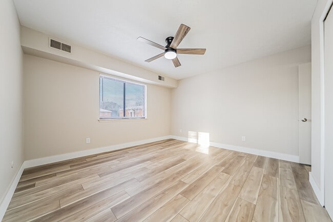 Building Photo - Hallwood Manor Apartments