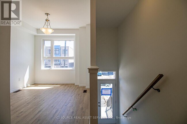 Building Photo - 14 Bateson St