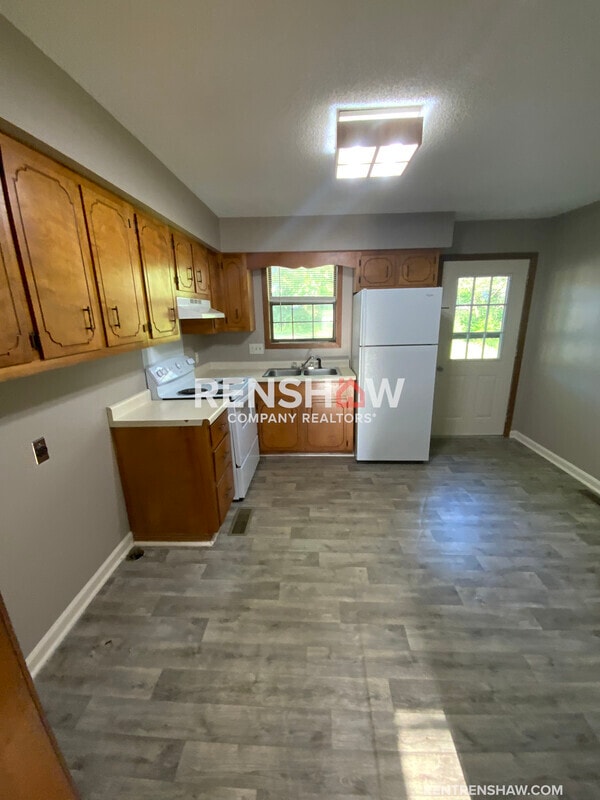 Building Photo - 810 E Tickle St