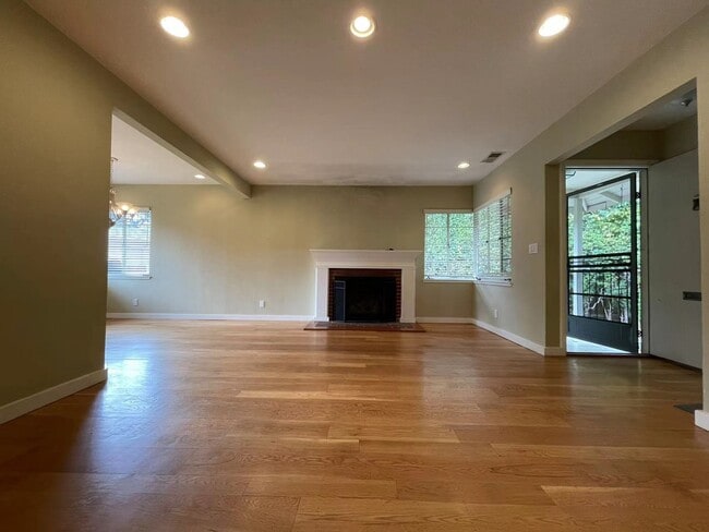 Building Photo - 55 Tulip Ln