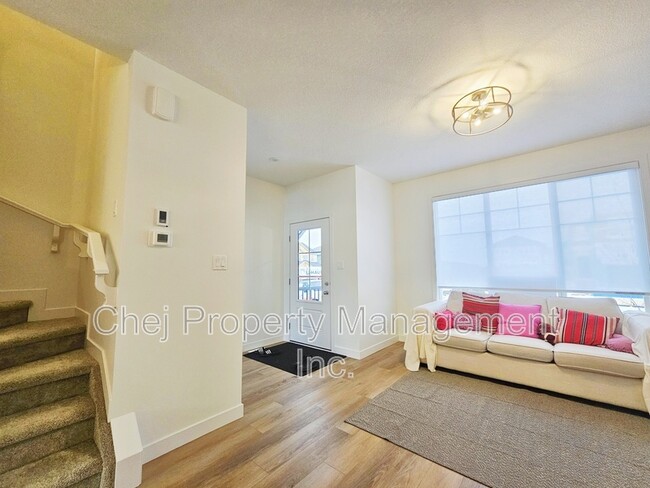 Photo du bâtiment - 6341-6341 King Wynd SW