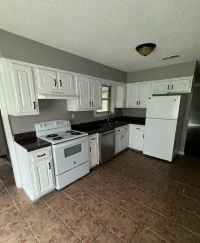 Building Photo - BELOW MARKET RENT!