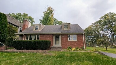 Building Photo - 917 S Summit St