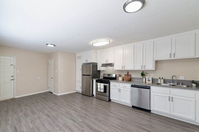 Interior Photo - Highland Parc South - Near UCR