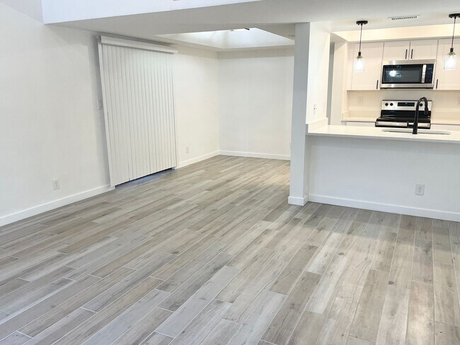 Building Photo - Stunning 1 Bedroom/1.5 Bath Condo with Gor...