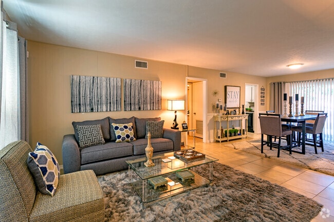 #102 Sala de estar - Live Oaks @ 275