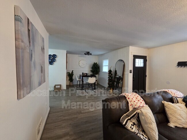 Building Photo - 1311 W 19th Terrace