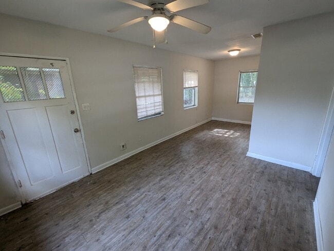 Foto del edificio - Charming 3/1 just repainted and ready for occupancy!