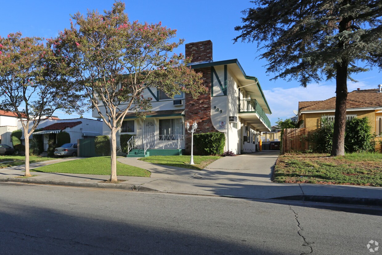 Building Photo - 909 E Maple St