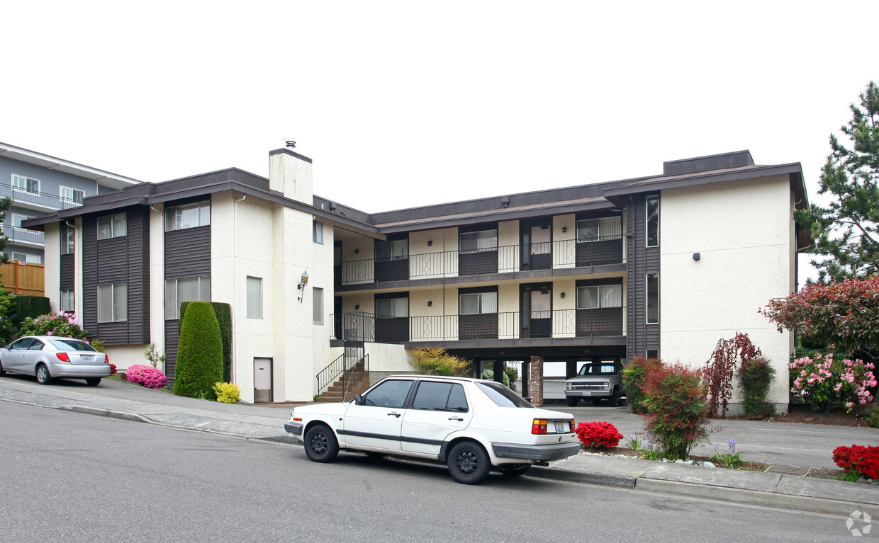 Primary Photo - Sea Breeze Apartments