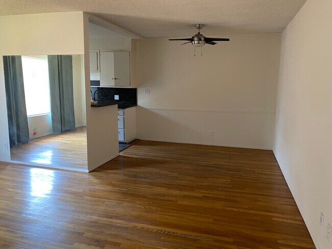 Foto del edificio - 148 S Hayworth Ave