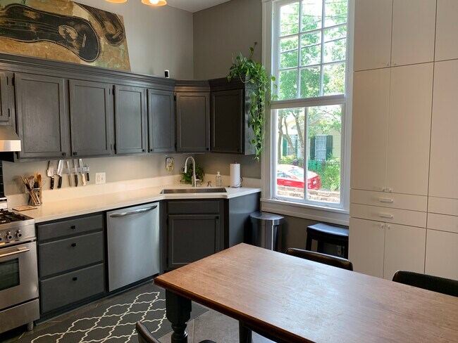 Cocina comedor con mesa y taburetes empotrados. - 1316 Pleasant St