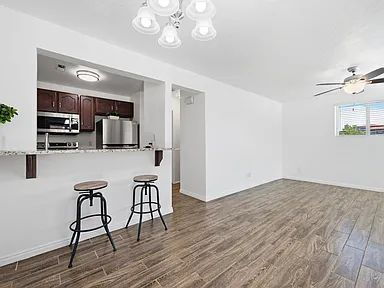 Foto del edificio - Beautifully remodeled and move in ready, this updated 1-bed, 2-bath condo sits in the heart of do...