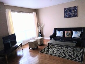 Building Photo - 51 Whiteleas Av