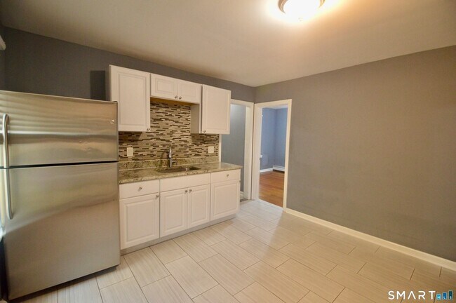 Building Photo - 807 Brewster St