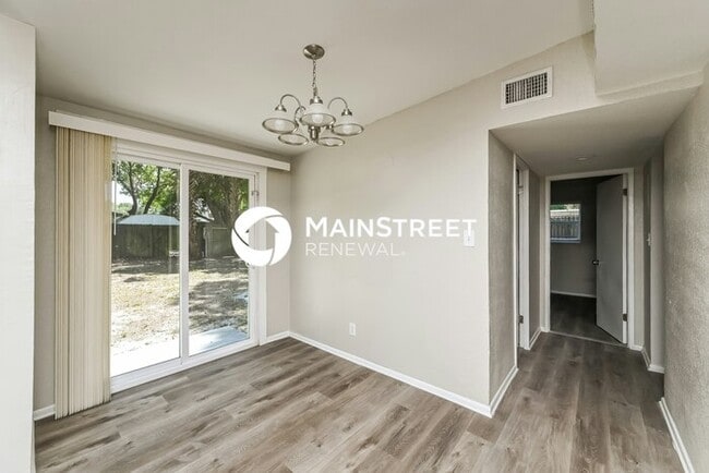Building Photo - 3 Bedroom Pet-Friendly Home in Tampa, FL with Main Street Renewal