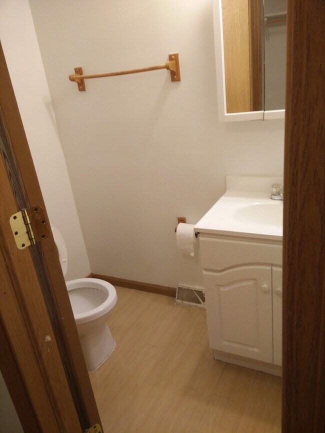 Baño del primer piso - 1223 Broadway Avenue