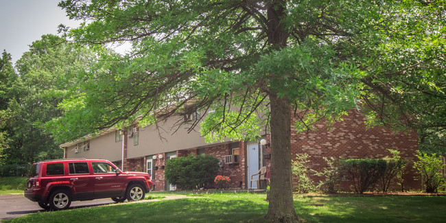 Building Photo - Colonial Oaks Apartments