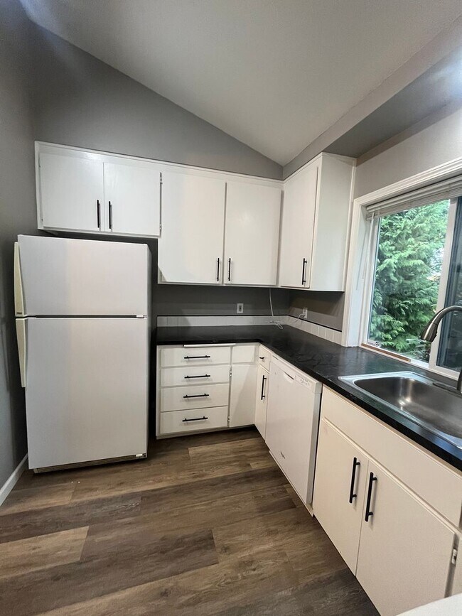 Foto del edificio - 2-Bedroom 1 1/2-Bathroom townhouse style d...