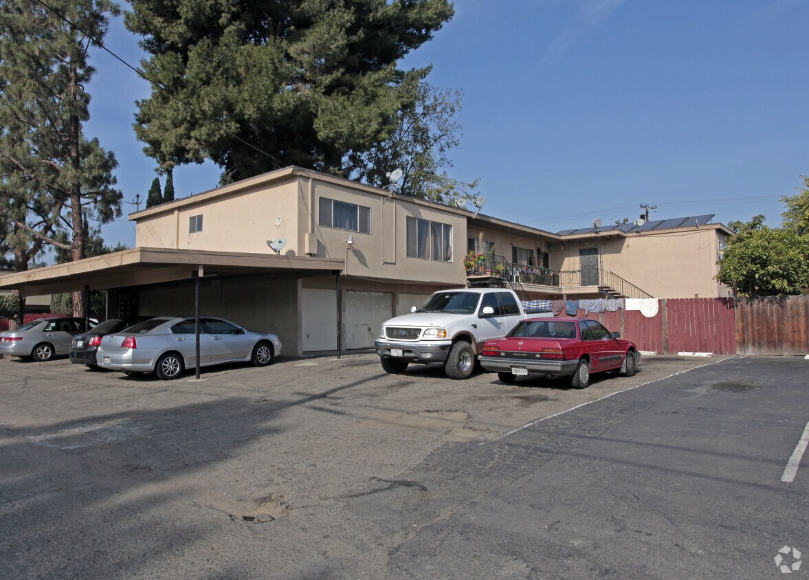 Foto principal - 10392 Lampson Ave