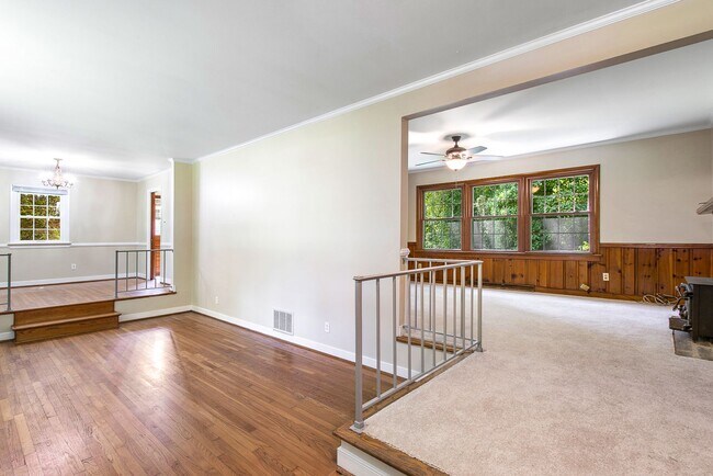 Building Photo - Beautiful 4 Bed/2 Bath Single Family Home ...