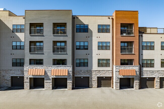 Entrada - Avenue C Apartments