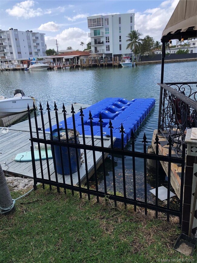 Foto del edificio - 8200 Byron Ave