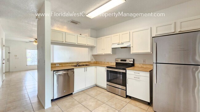 Building Photo - CUTE 2 BED/2.5 BATH CONDO- TOWNHOME! SUPER...