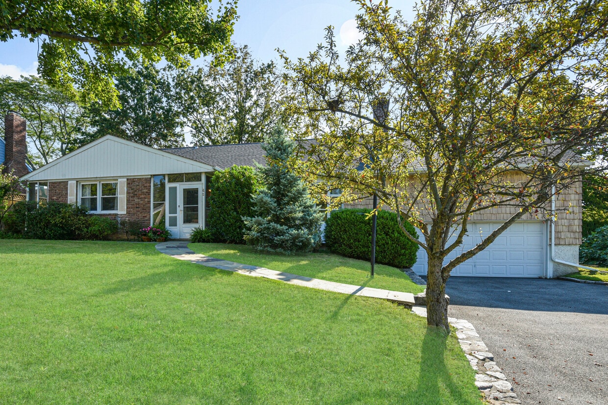 65 Rodman Oval, New Rochelle, NY 10805 House Rental in New Rochelle
