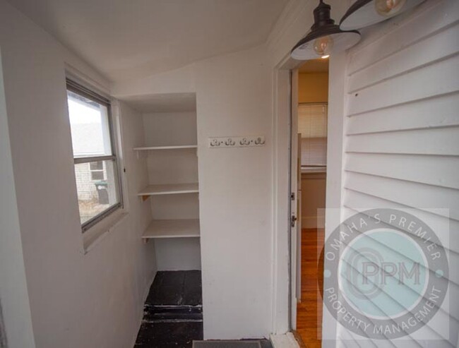 Building Photo - Cozy renovated 2 bedroom 1 bath in the hea...