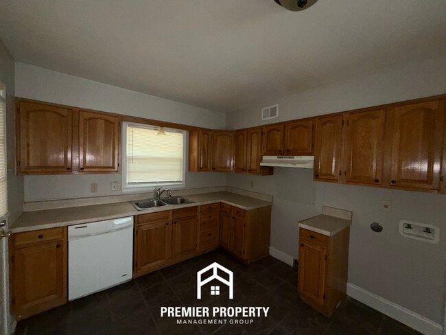 Foto del edificio - Charming 3BR/2BA in High-Demand 38117 | Hardwood Floors & Fenced Yard