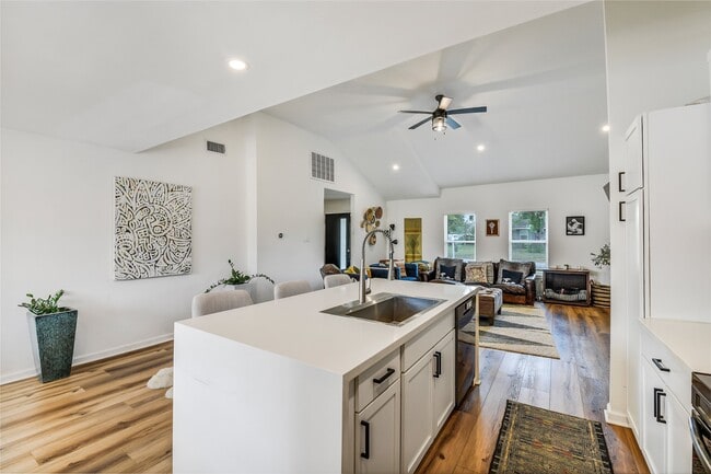 Building Photo - 2550 Roy Cir