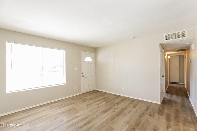 Building Photo - 2418 W Sunnyside Ave