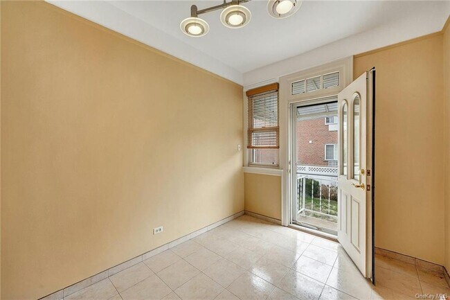 Building Photo - 1649 Hering Ave