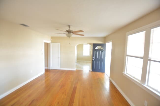 Foto del edificio - 119 N Longfellow Blvd