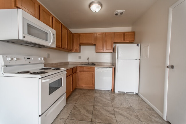 Building Photo - 310 Oak